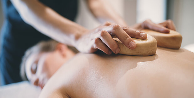 Massage mit Zirbenholz